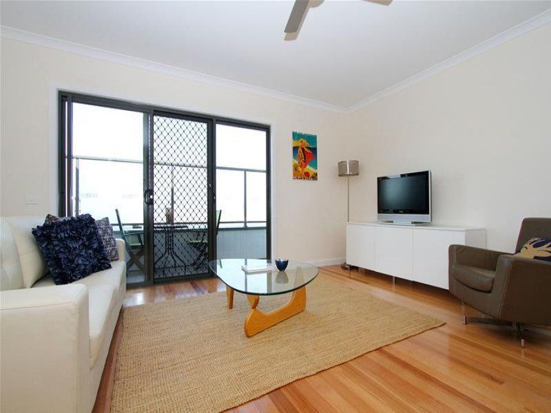 Immaculate Townhouse South of Bell Street!