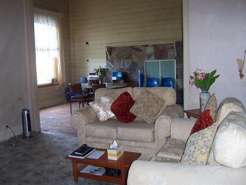 CLASSIC VICTORIAN HOMESTEAD : 2.5 ACRES