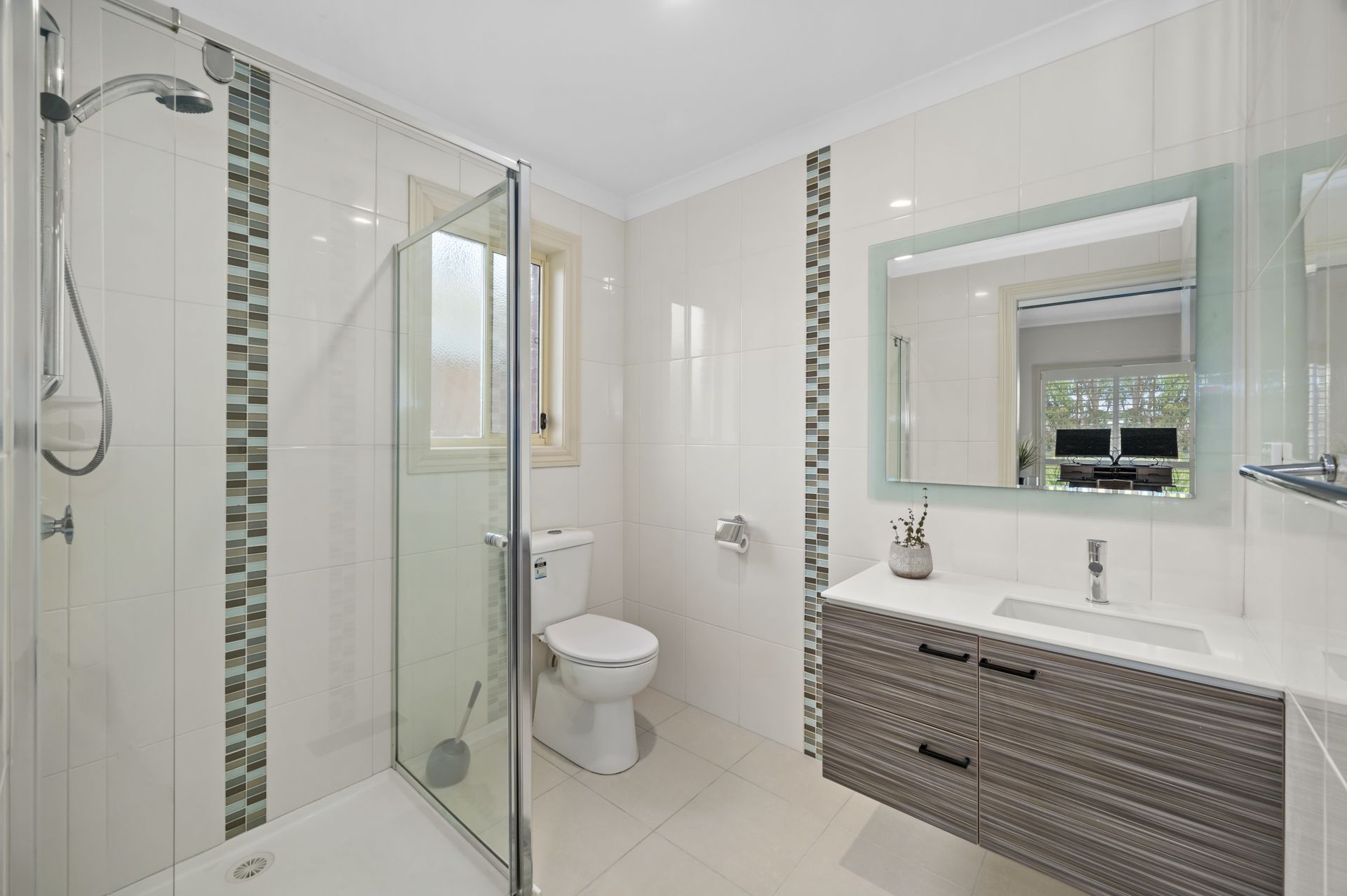 INSTANTLY IMPRESSIVE FAMILY LIVING ** SIX MONTH LEASE **