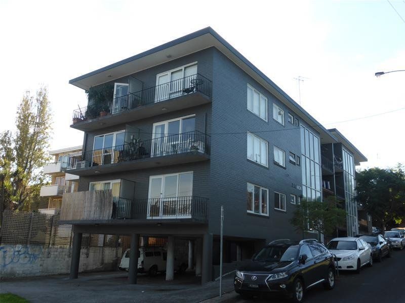 2/2 Lennon Street, Parkville