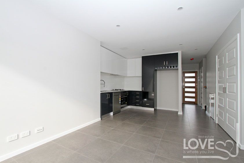 2 bedroom + study, 2 minutes from shops and trains