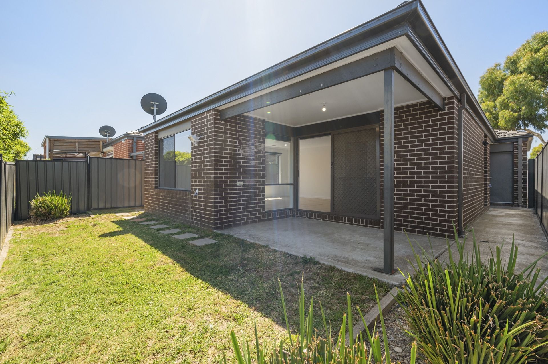 MODERN, LOW MAINTENANCE HOME