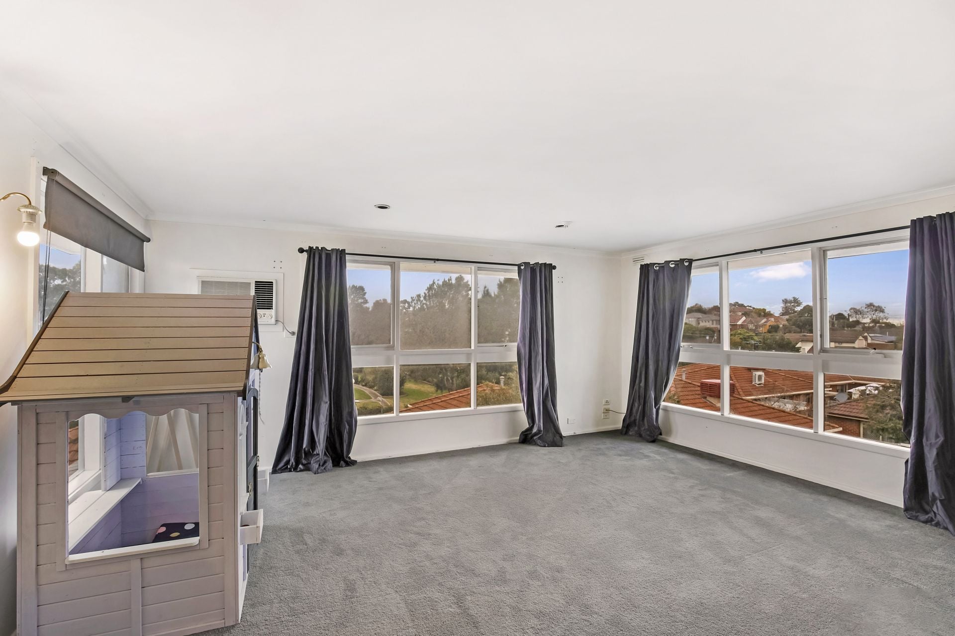 Large Family Home in a Sought After Location!