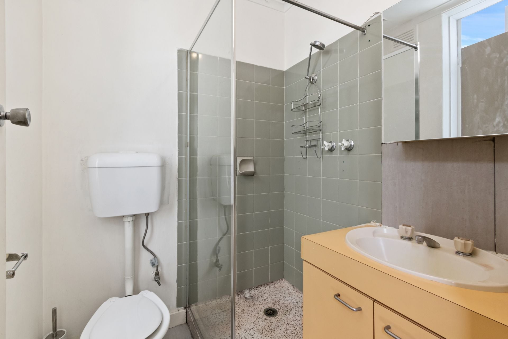 Walking Distance To High Street!
