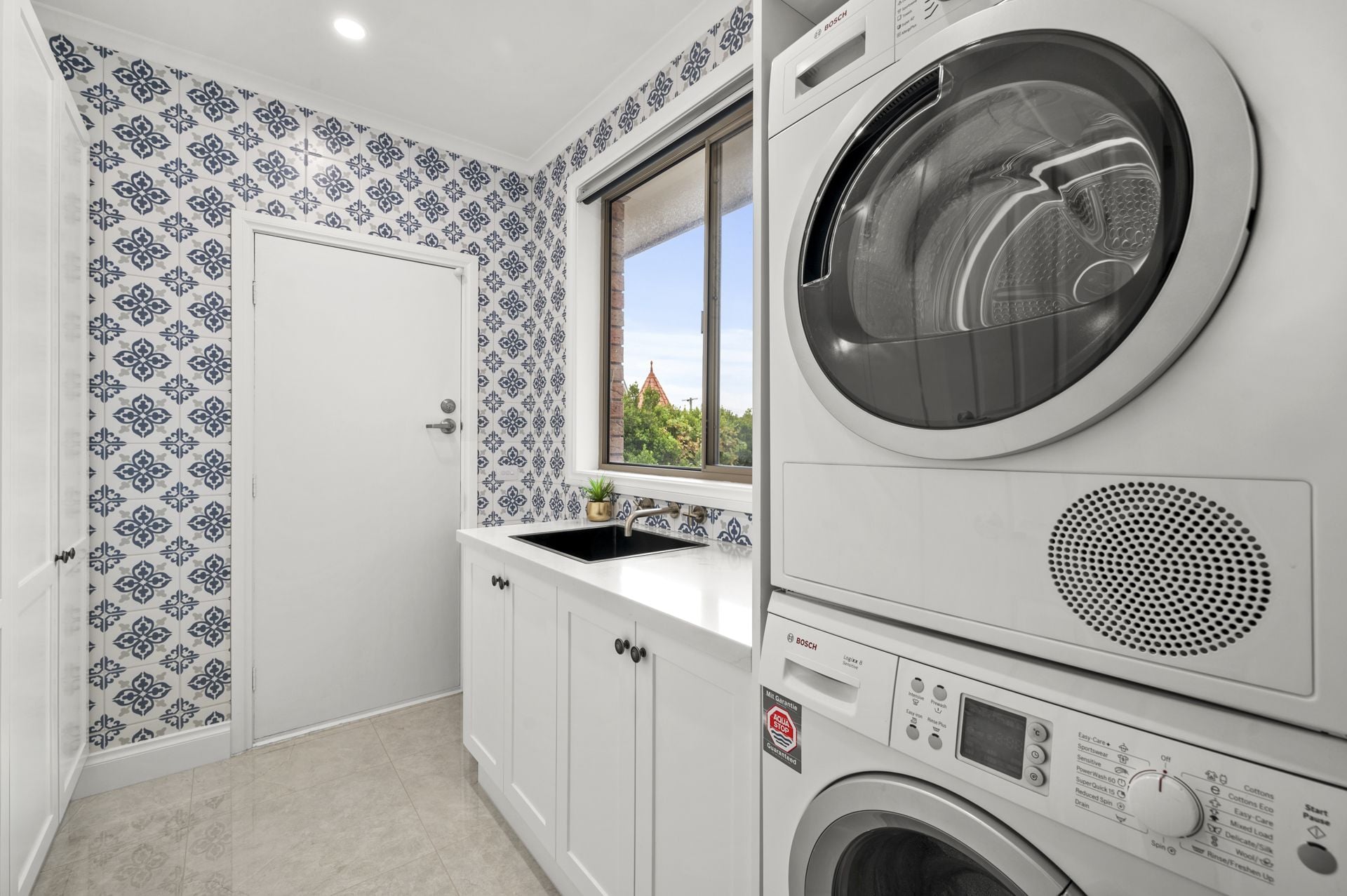 Luxury Living: Complete Salon Set-Up Included!