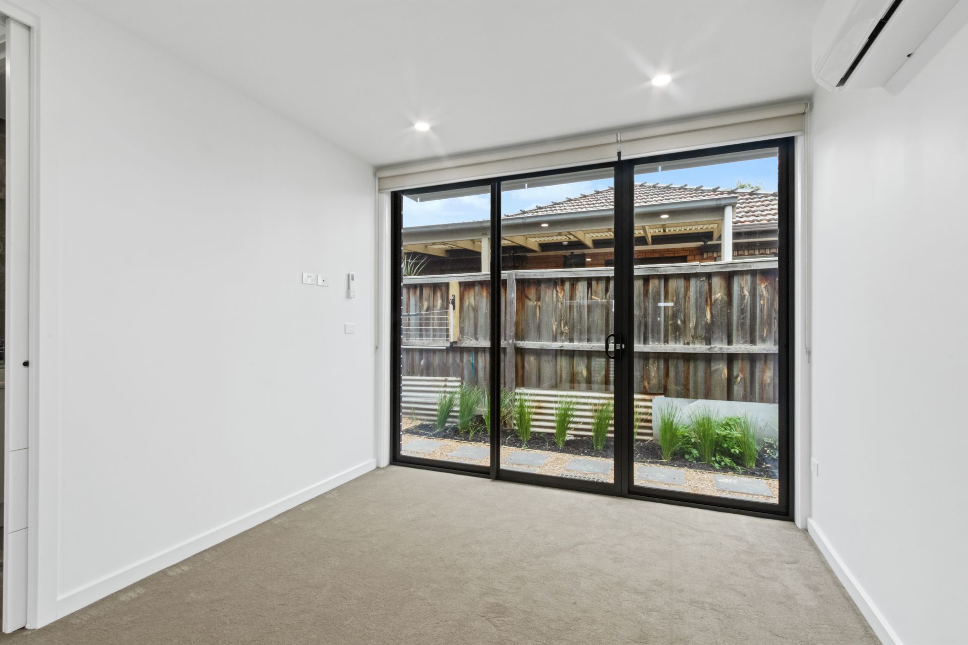 Near new, luxury townhouse!