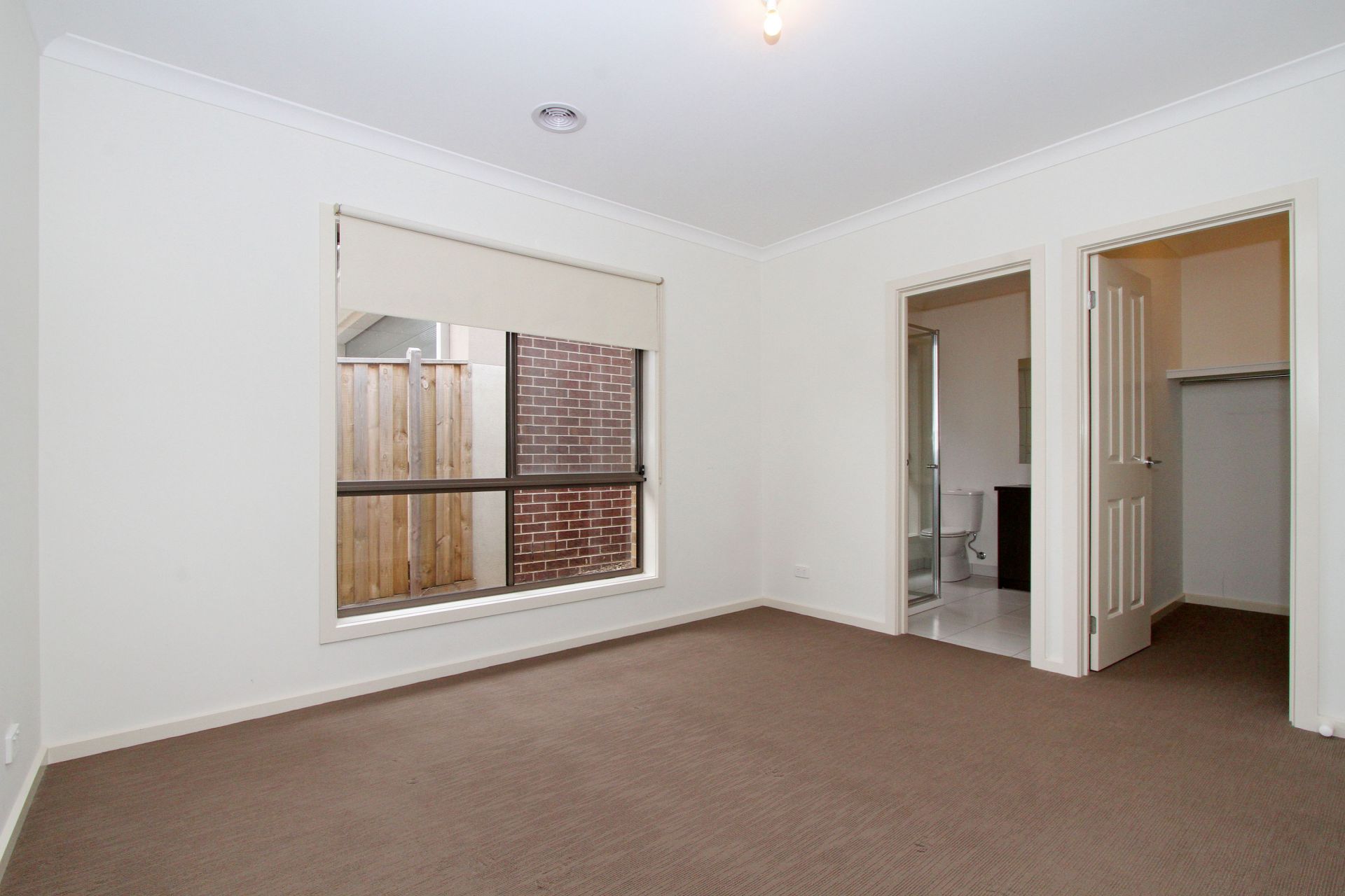 WALKING DISTANCE TO HAZEL GLEN COLLEGE!!!