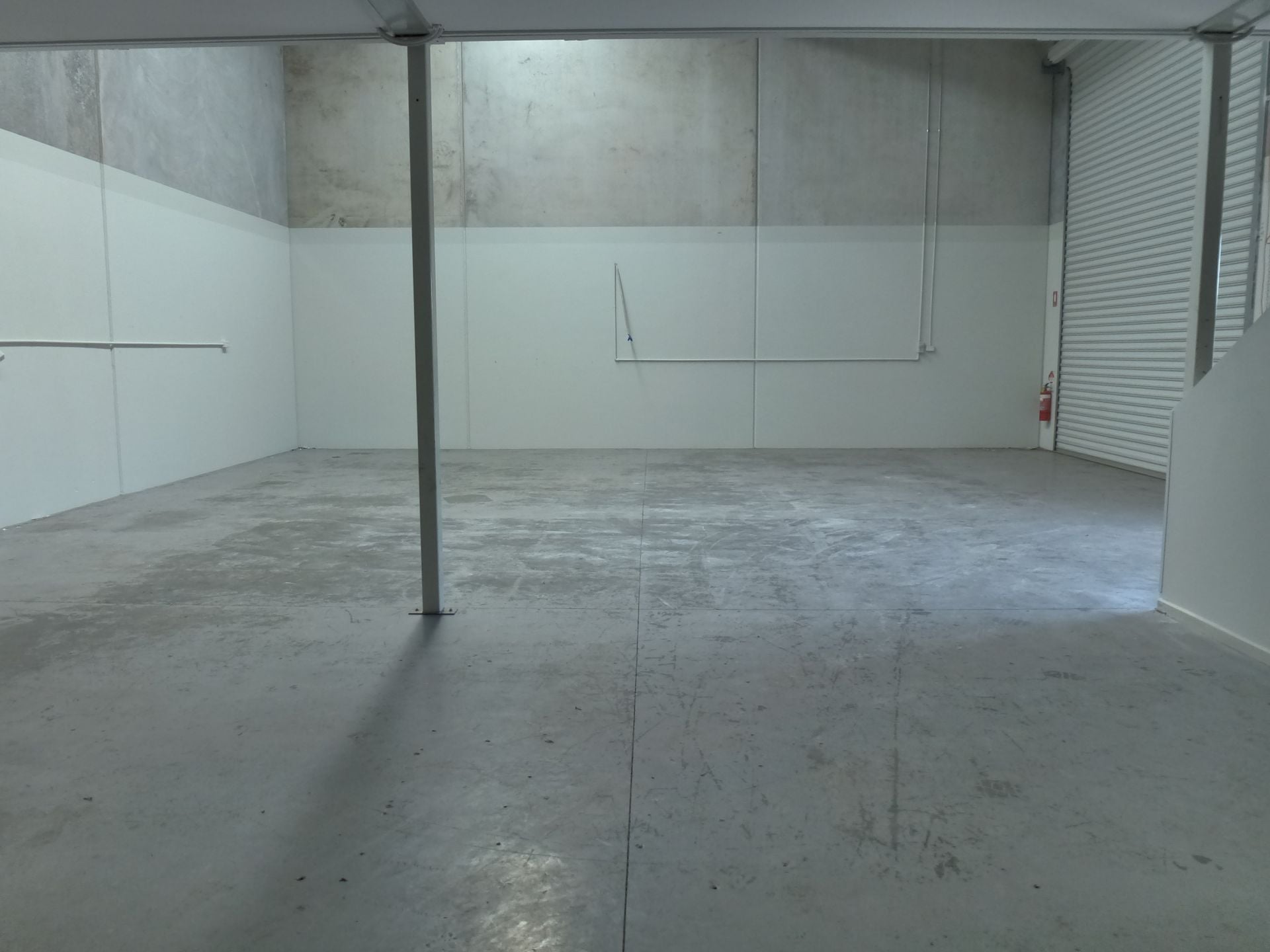 FACTORY/WAREHOUSE WITH OFFICE IN PRIME LOCATION!