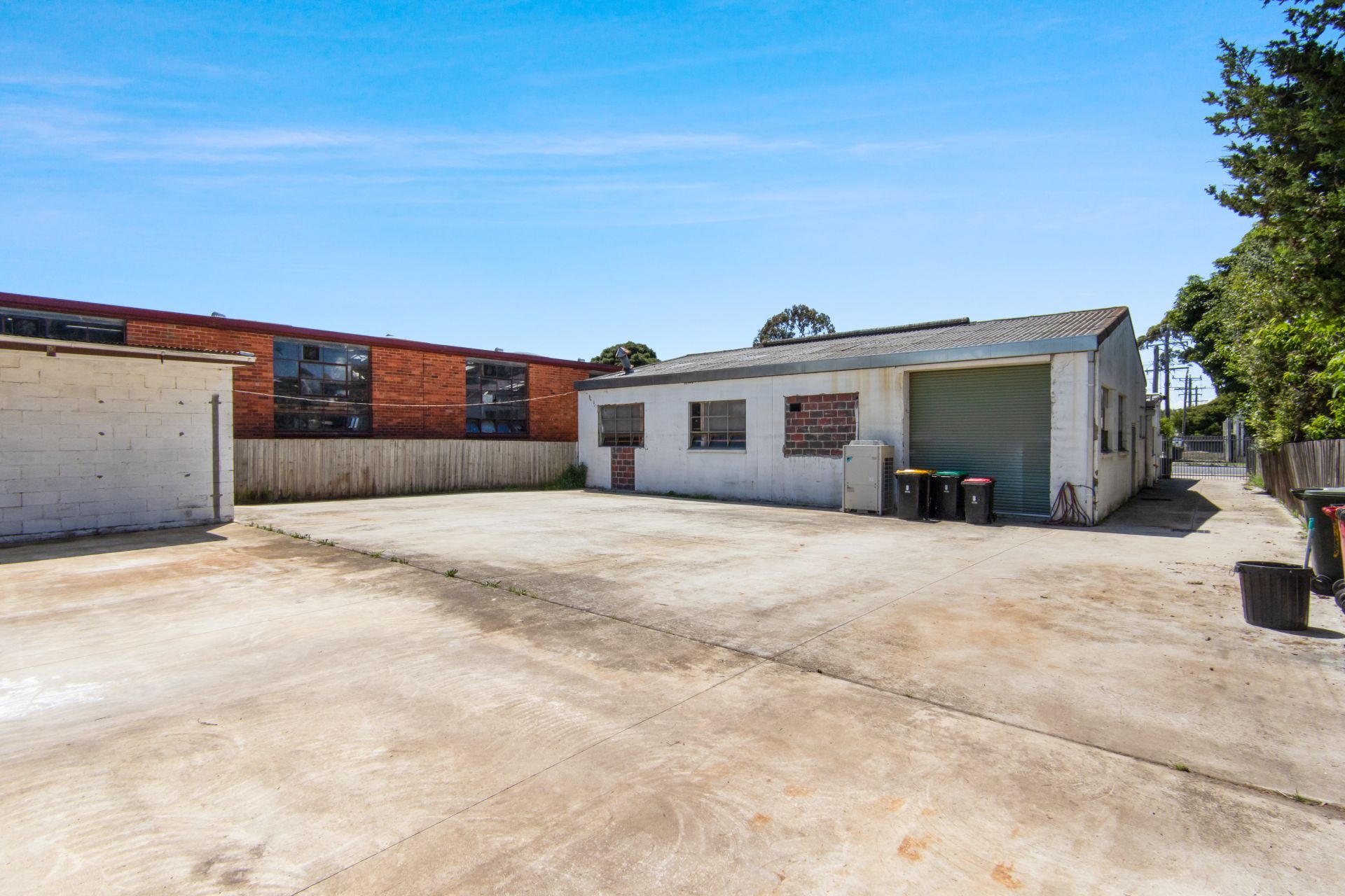 Perfect Blend of Office, Warehouse and Yard!