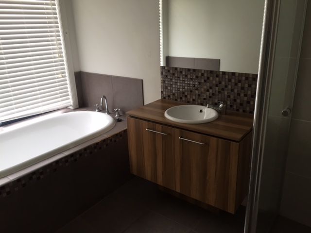 SPACIOUS 4 BEDROOM HOME - AVAILABLE NOW! WALK TO SCHOOLS & SHOPS