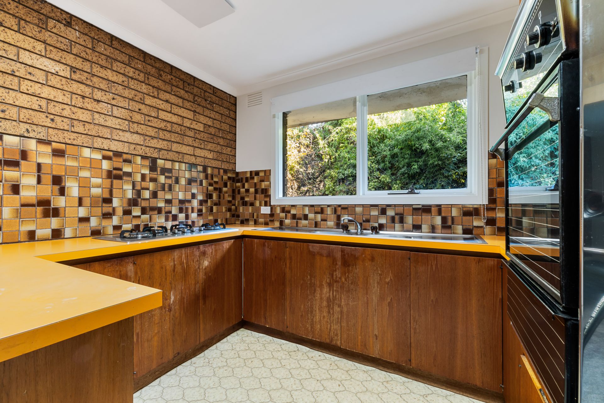Light-Filled & Spacious 2-Bedroom Unit in Prime Rosanna Location!