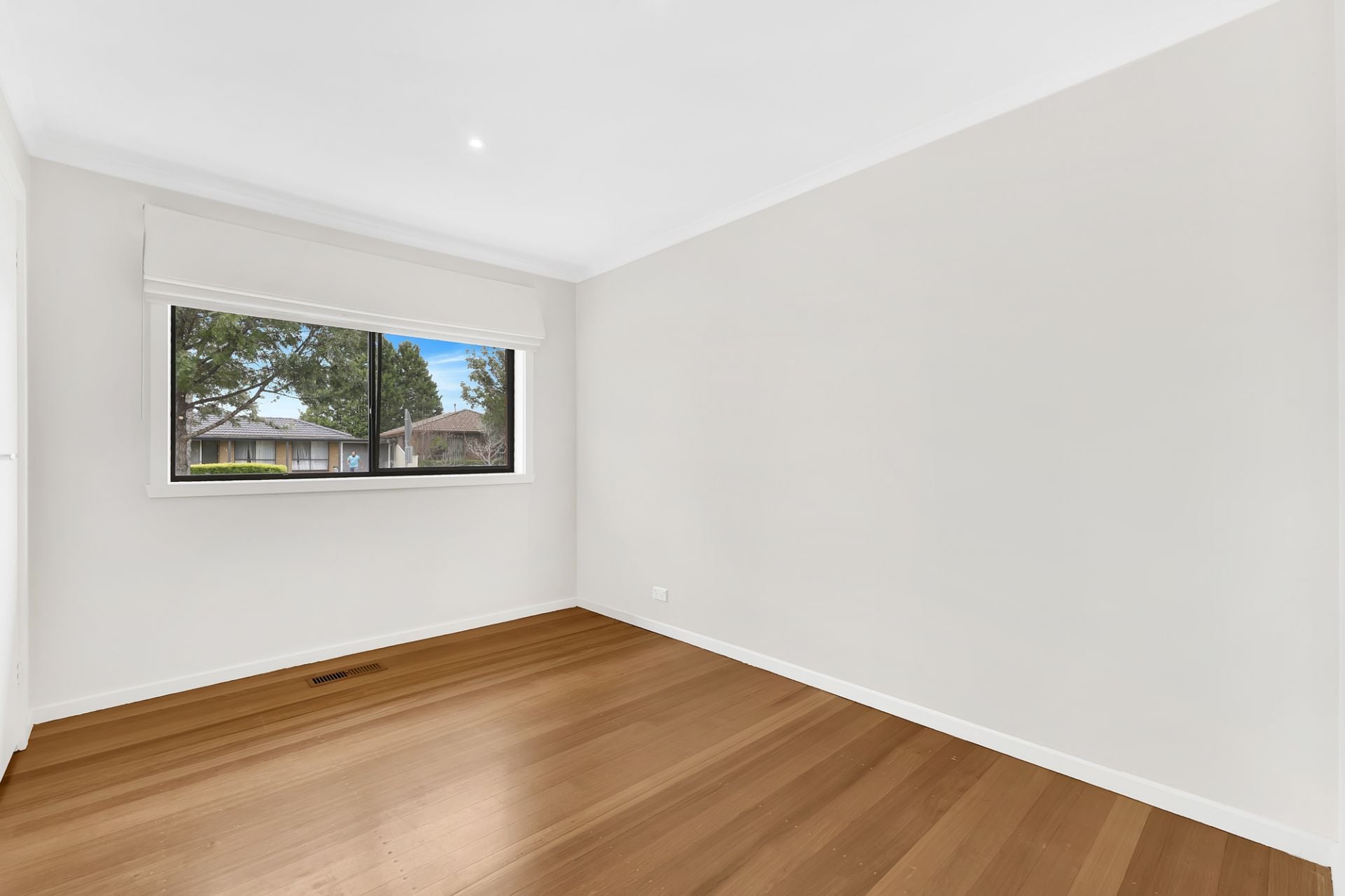 3 BEDROOM HOME IN THE HEART OF MILL PARK !!!
