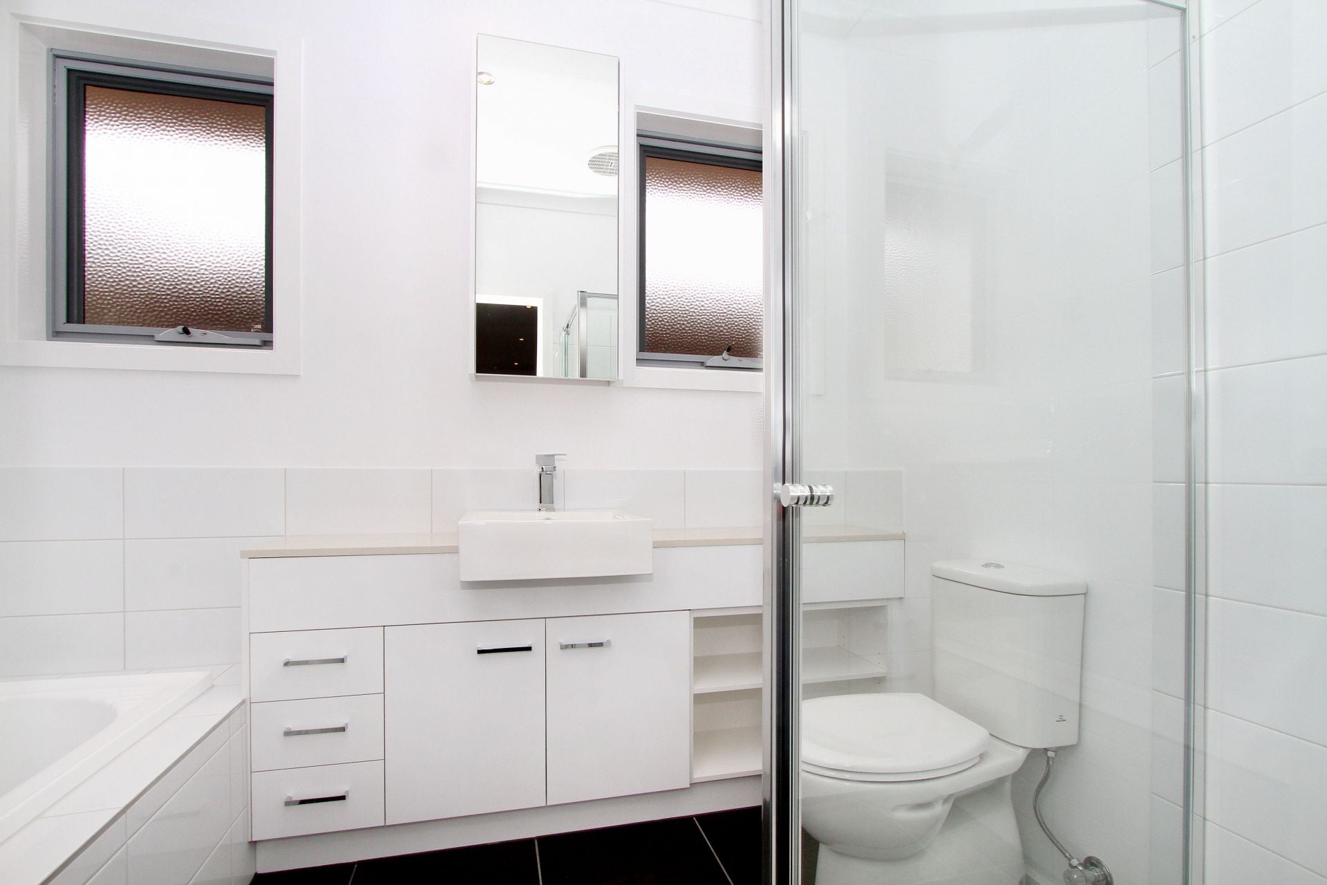 STYLISH, SOPHISTICATED, & CONVENIENTLY LOCATED!