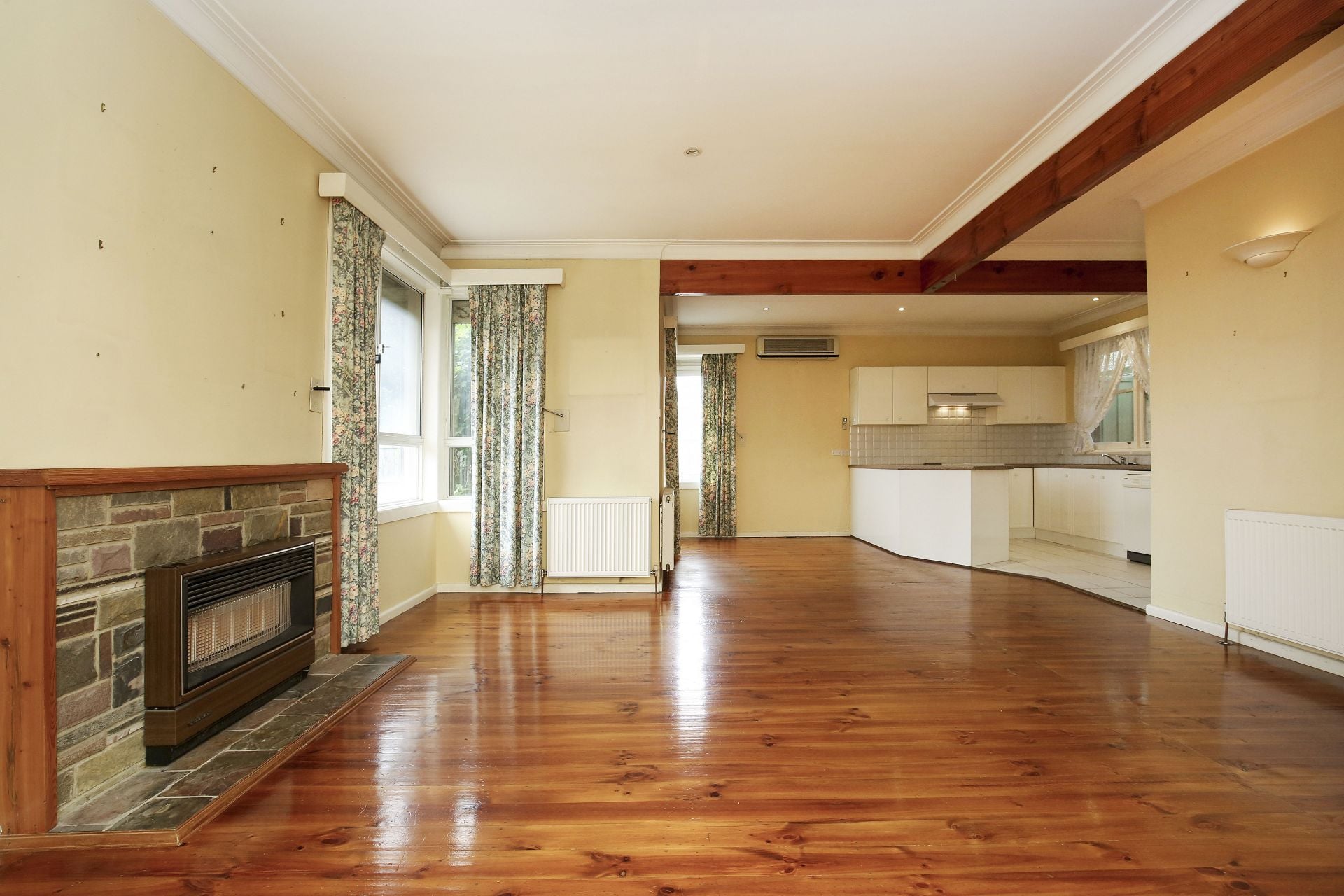 DOUBLE STOREY DELIGHT WITHIN WALKING DISTANCE TO LATROBE UNIVERSITY