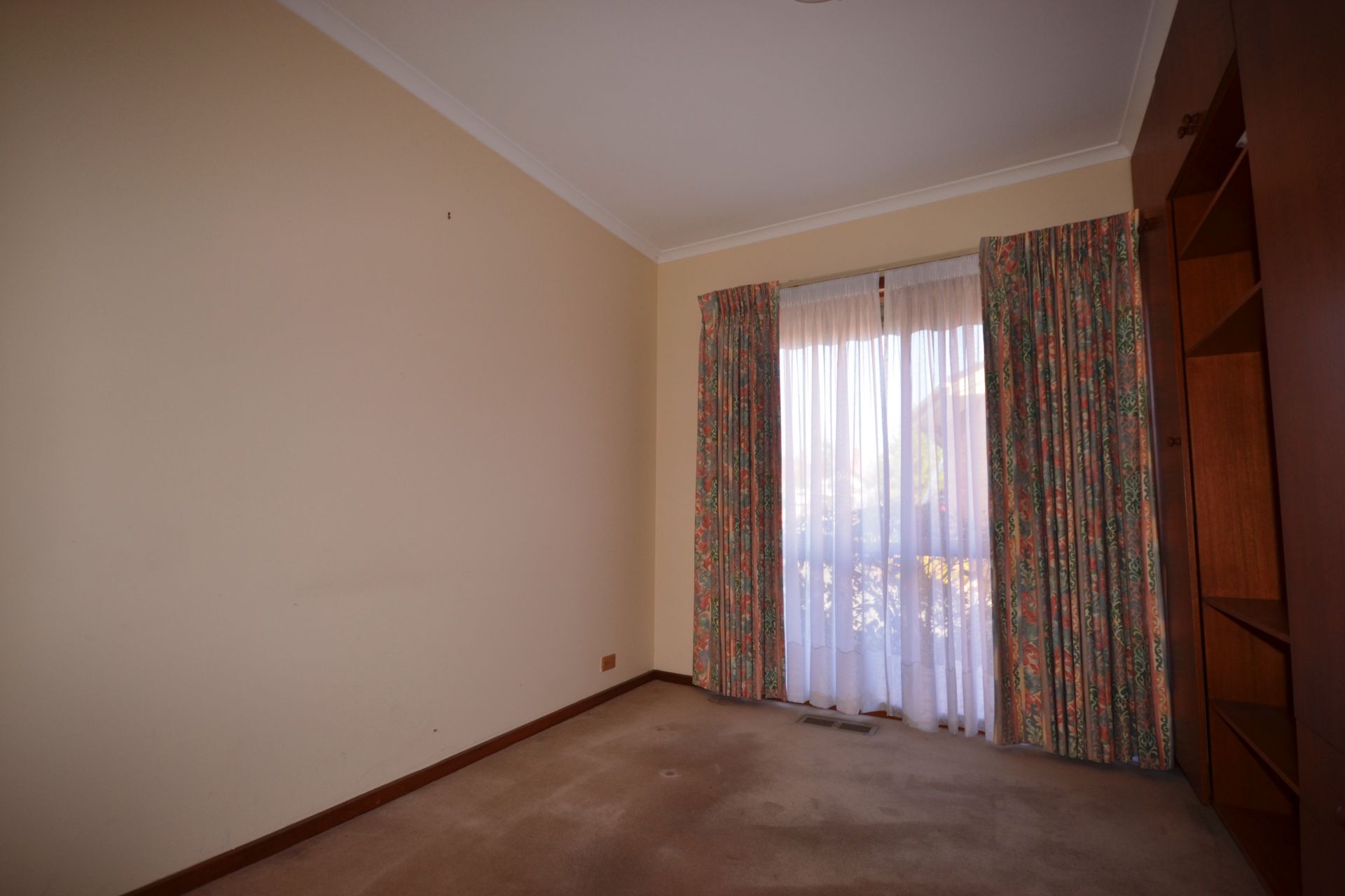 AS BIG AS A HOUSE AND ALL WITHIN WALKING DISTANCE TO TRAIN, TRAMS AND BUSES