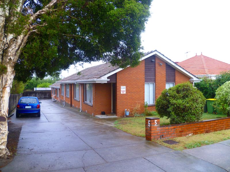 2/5 Louis Street, Reservoir