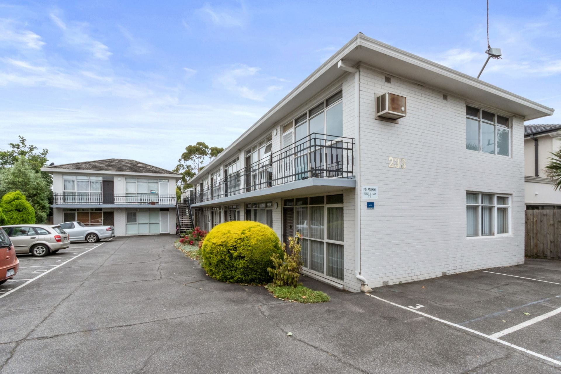 Bright & Conveniently Located!