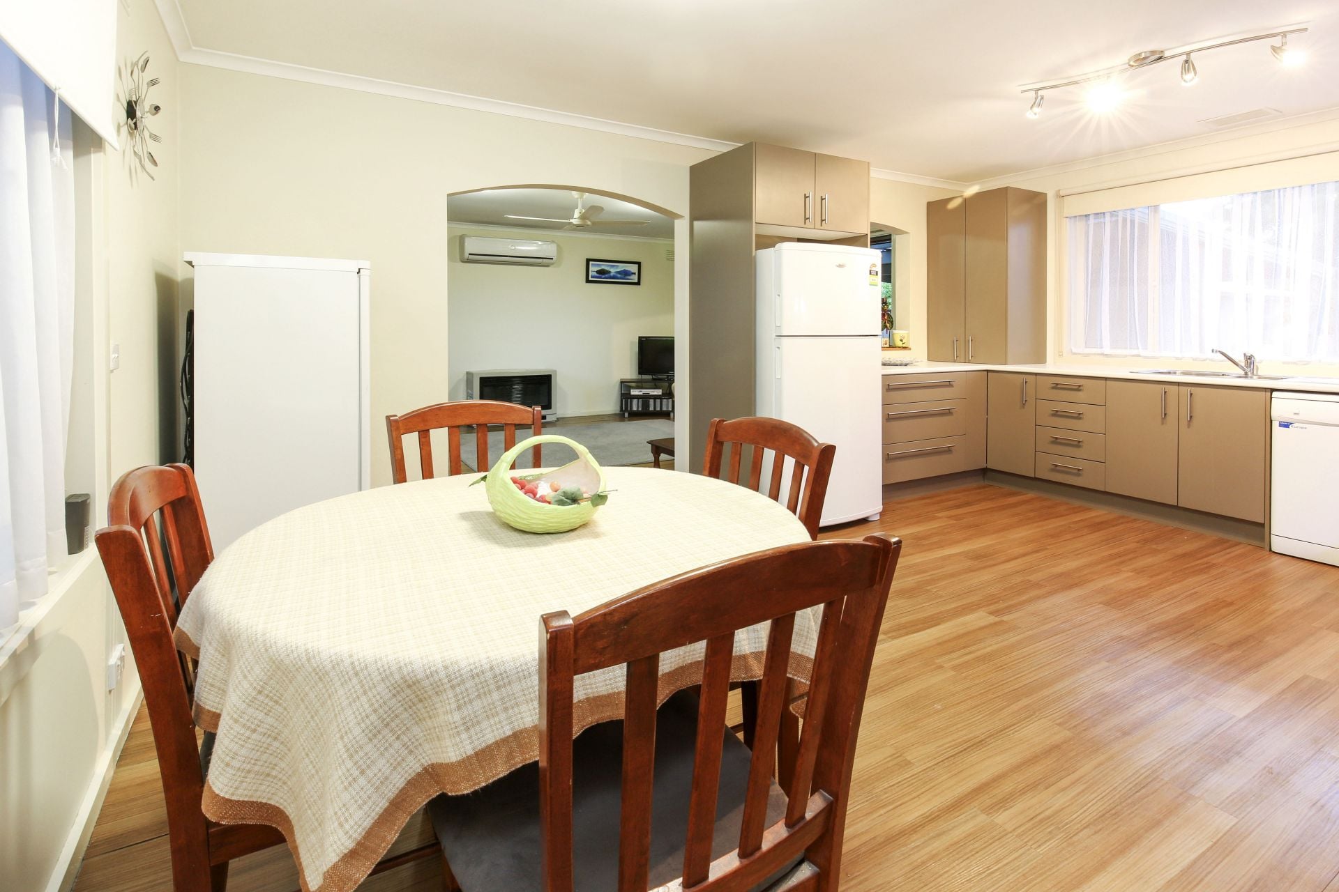 LOVELY RENOVATED FAMILY HOME IN A QUIET COURT