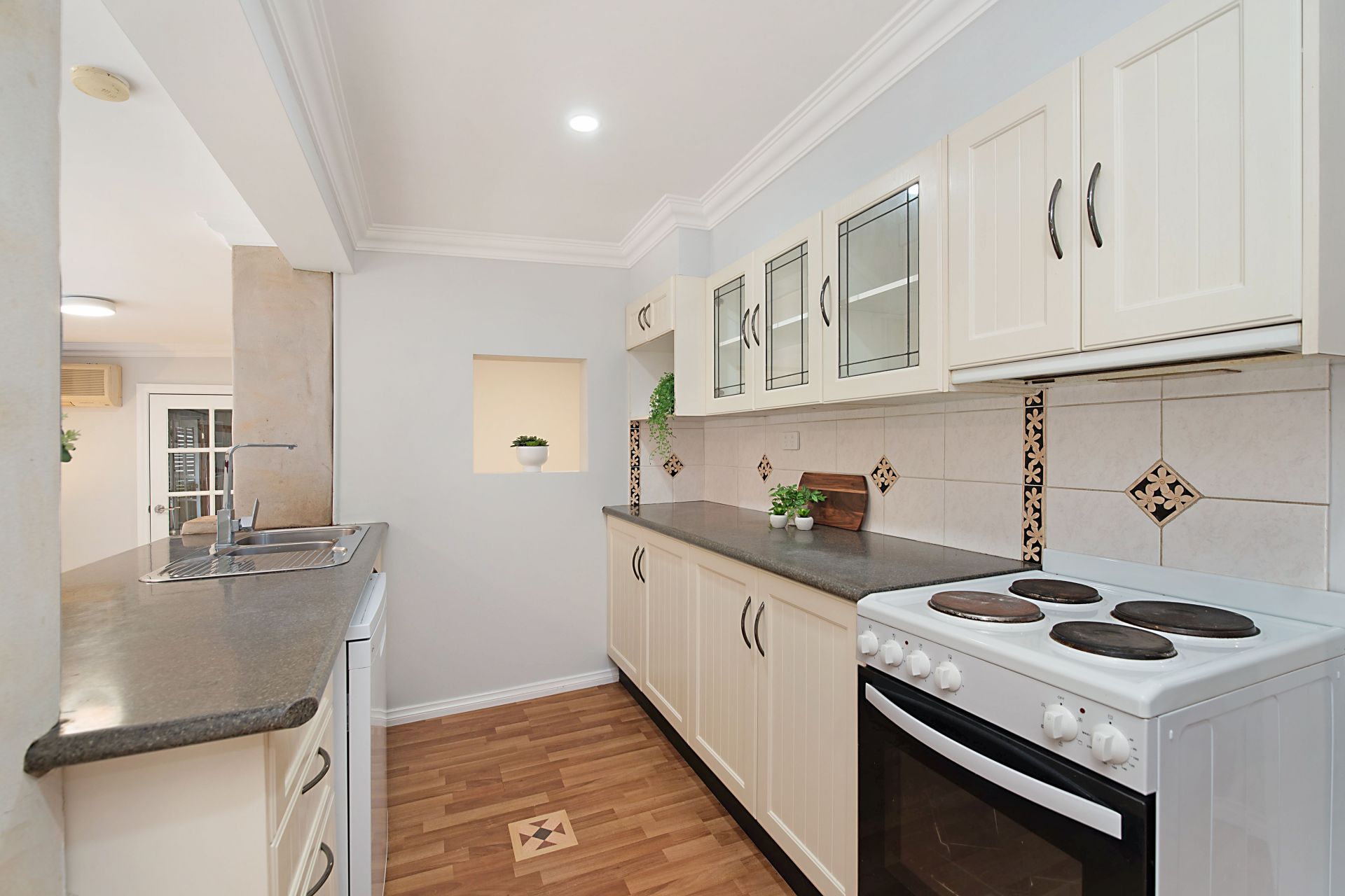 Miner's Cottage with Modern Updates, Just 300m from Village Shops & School, Just - Thumbnail 7