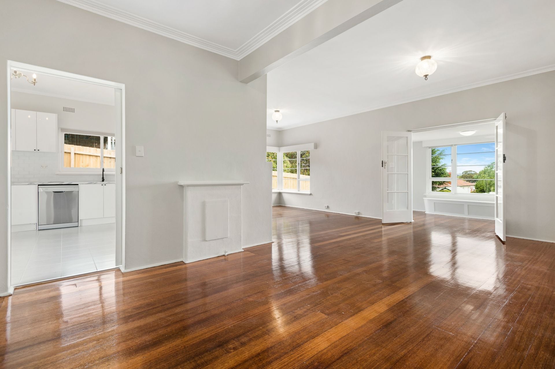 Live in the heart of Ivanhoe East,. READY FOR LEASE NOW