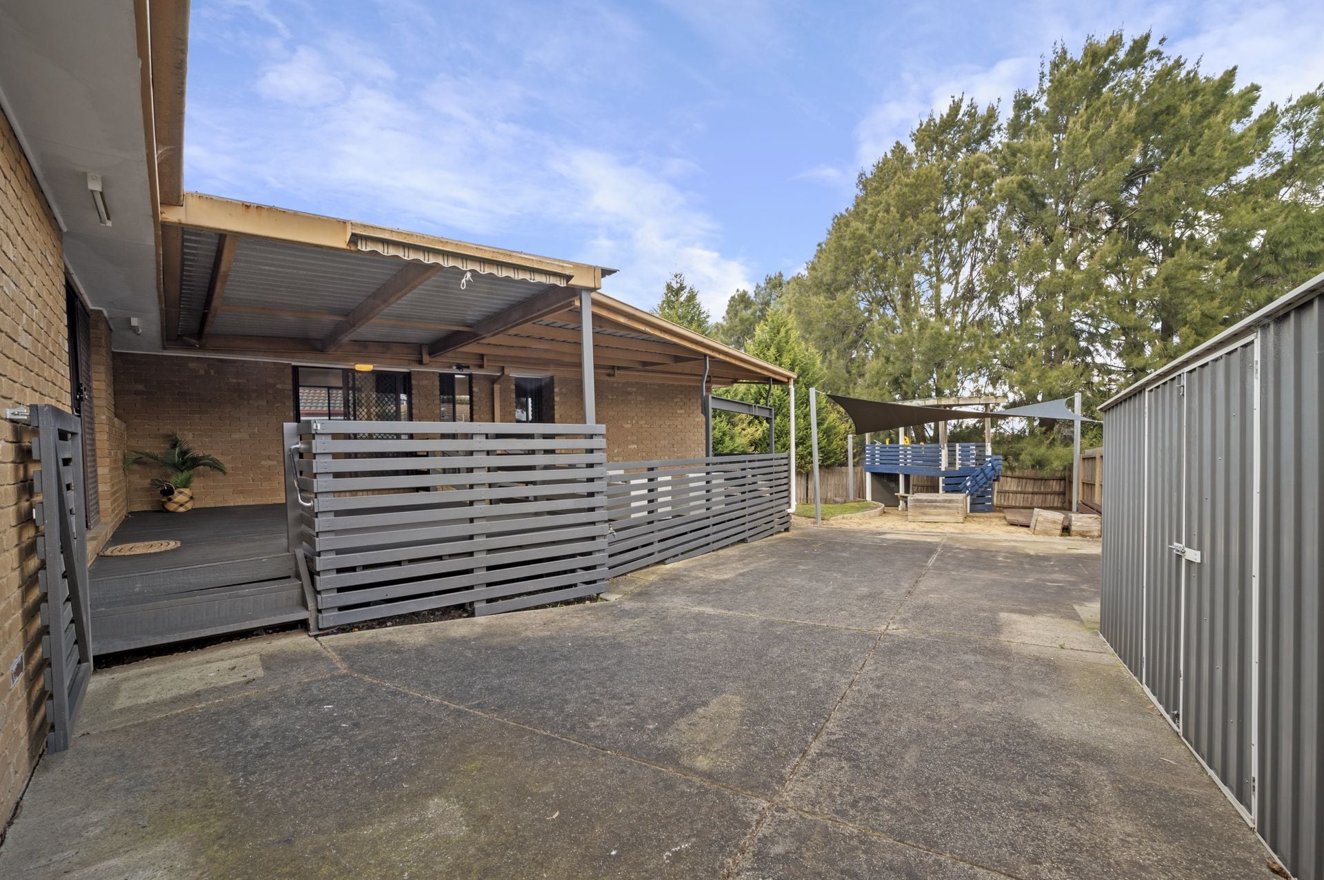 DUAL LIVING -  4 BEDROOMS, 2 BATHROOMS FAMILY HOME