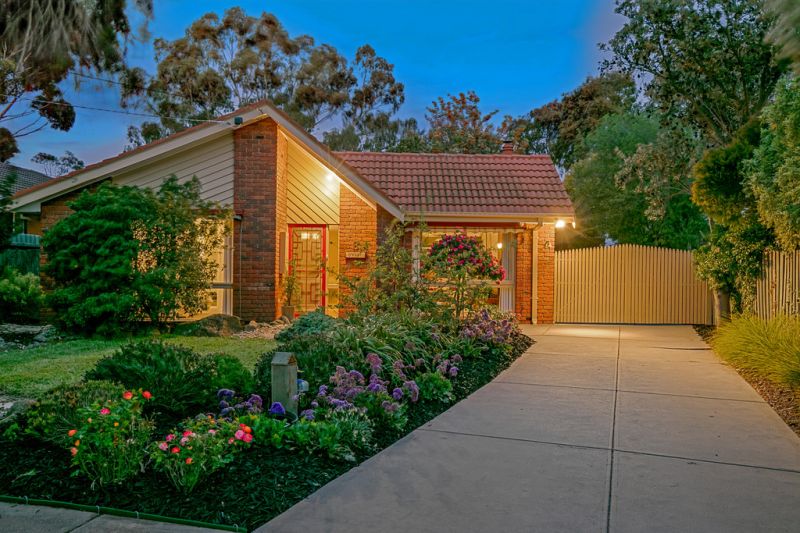 8 Armiston Grove, Altona Meadows - Thumbnail 2
