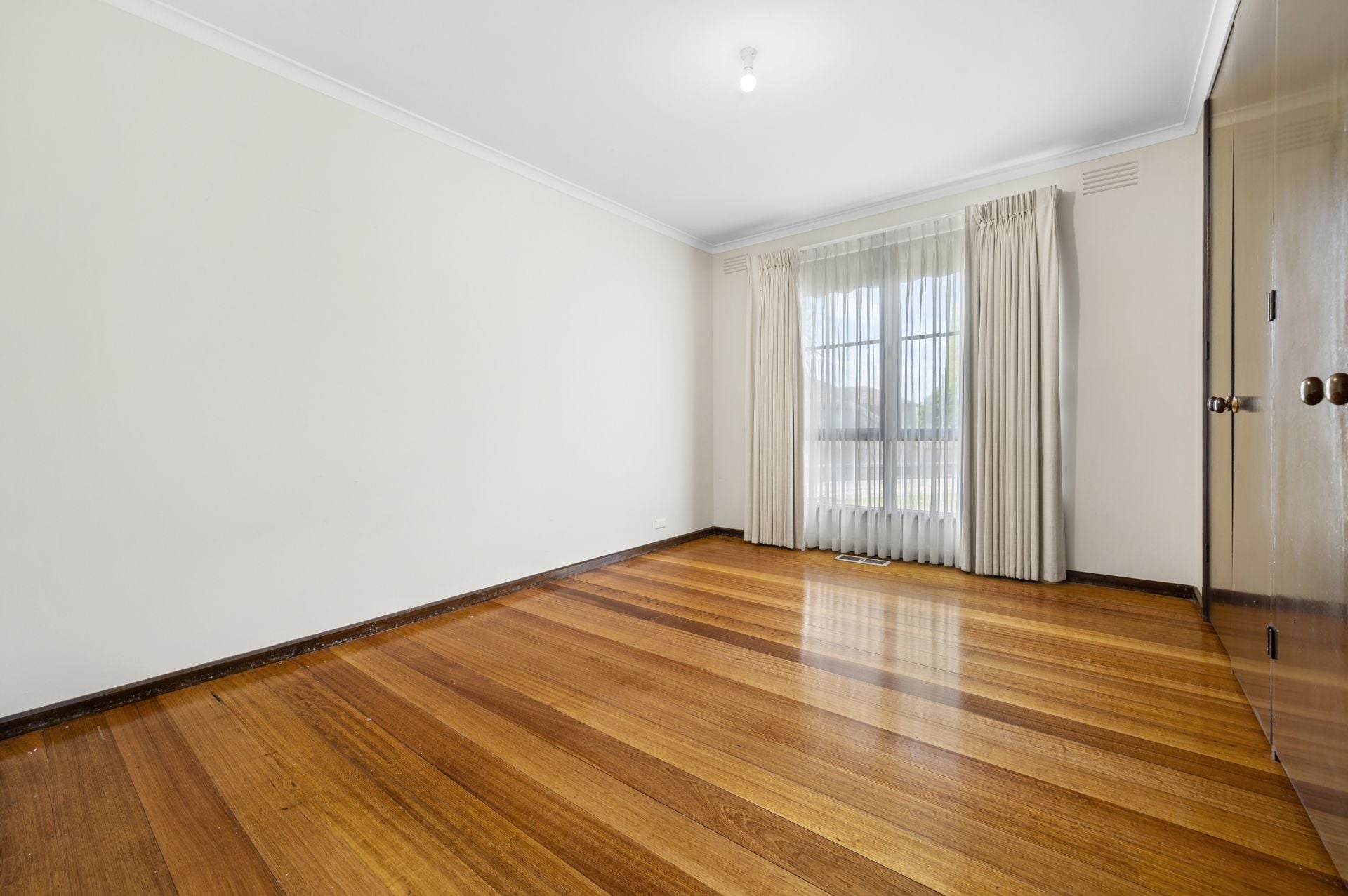 4 BEDROOMS - WALK TO THE TRAIN