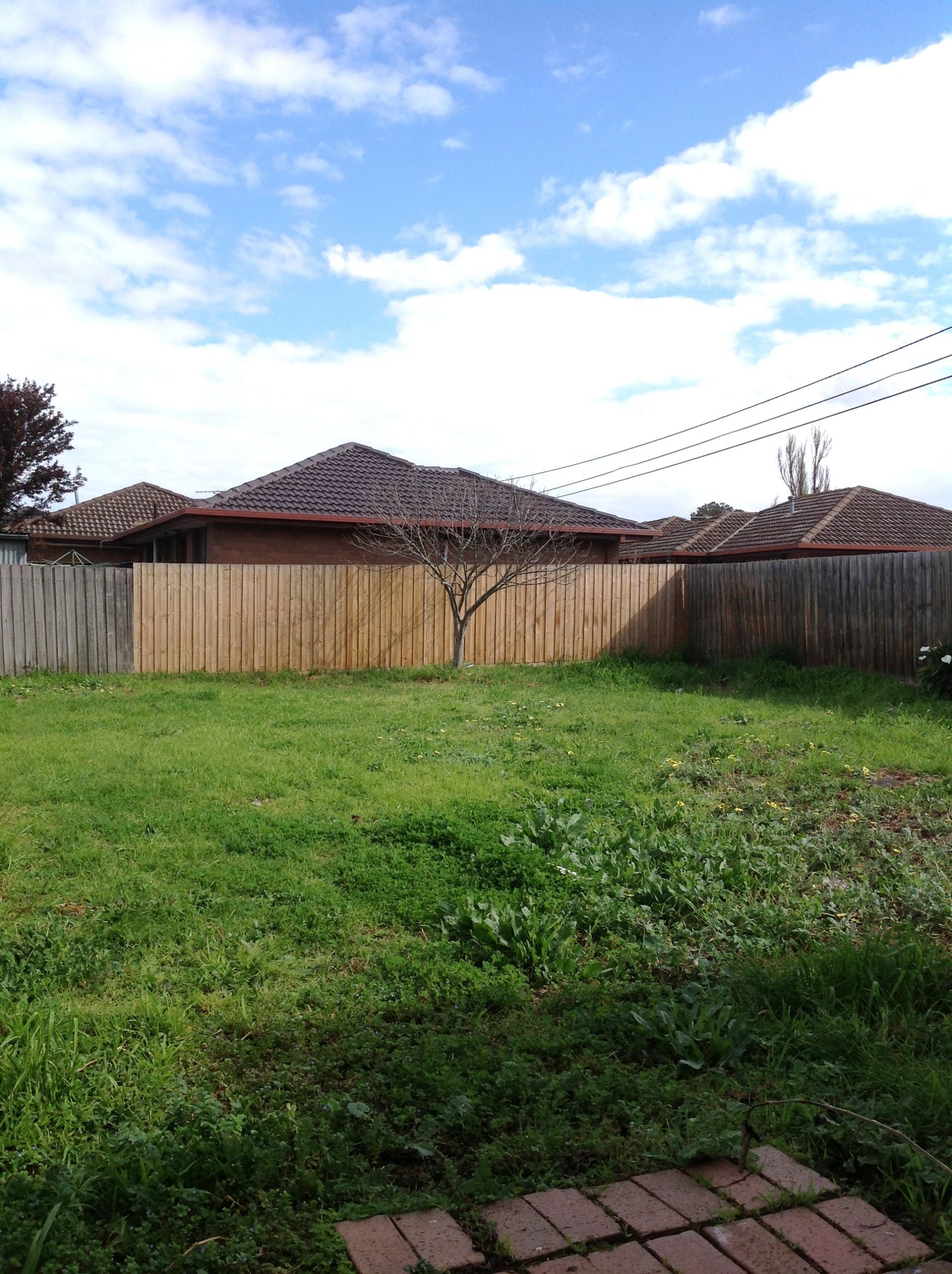 FRESHLY PAINTED AFFORDABLE FAMILY HOME !!!