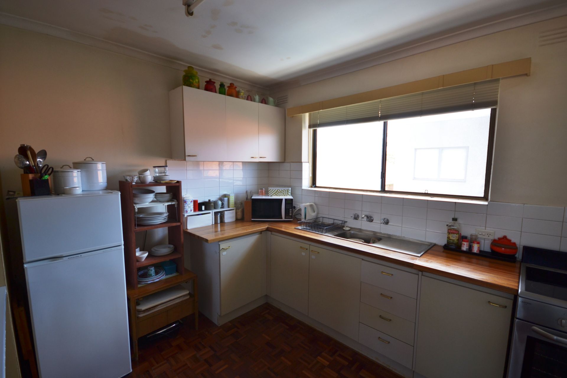 SPACIOUS FIRST FLOOR APARTMENT - LOADS OF SUNLIGHT!!