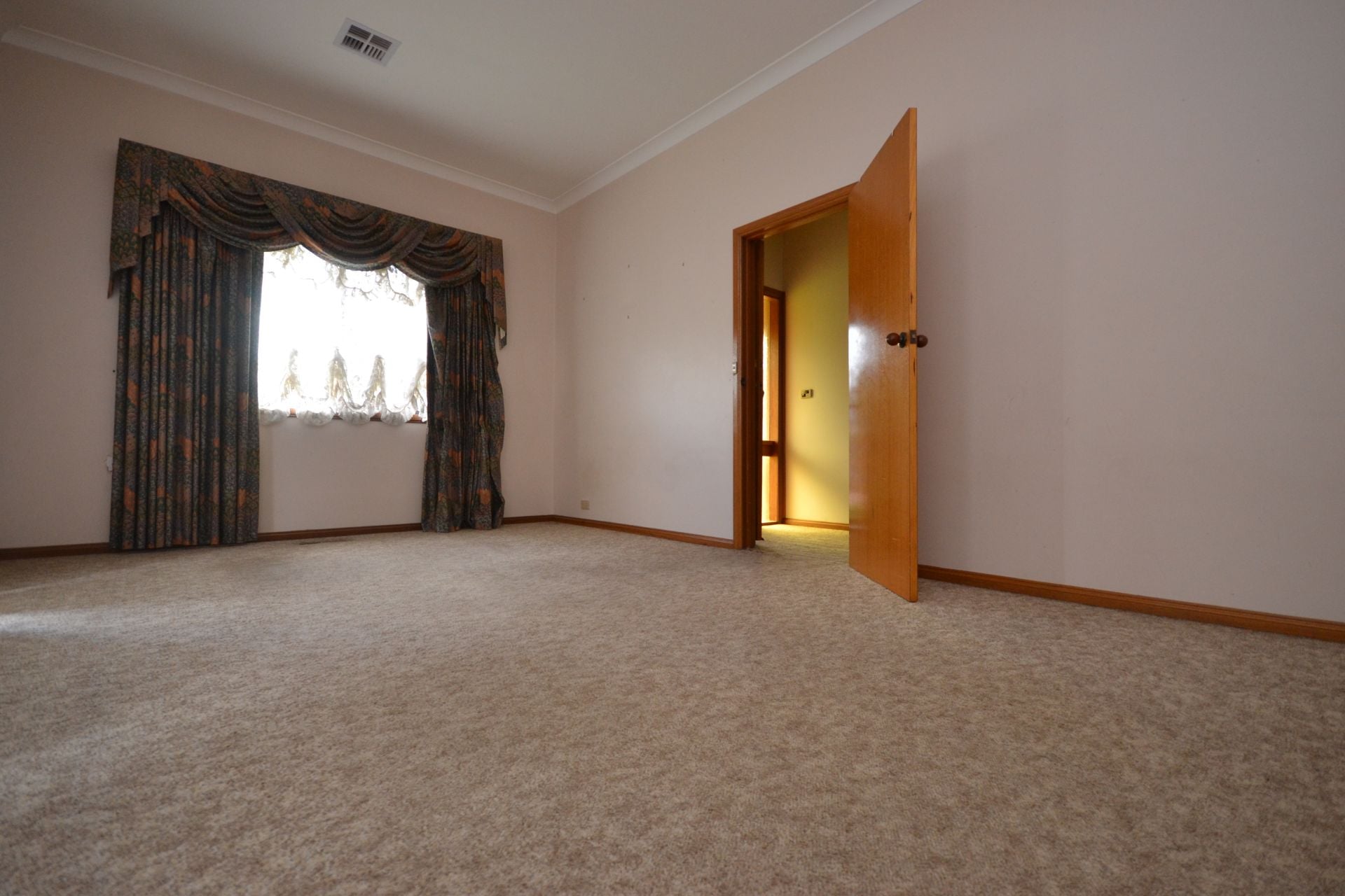 ORIGINAL CHARM IN A GREAT LOCATION