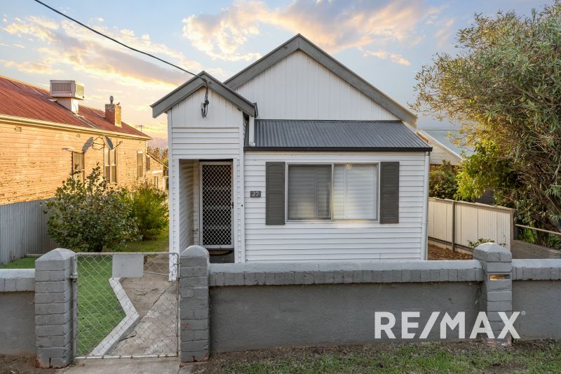 JUNEE 27 Commins Street