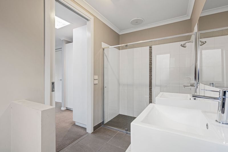 32 Knight Avenue, Point Cook