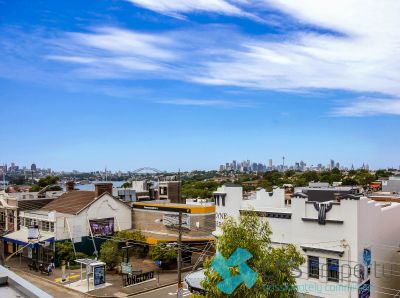 EXECUTIVE RESIDENCE WITH PRIVATE ROOFTOP TERRACE & SWEEPING HARBOUR VIEWS