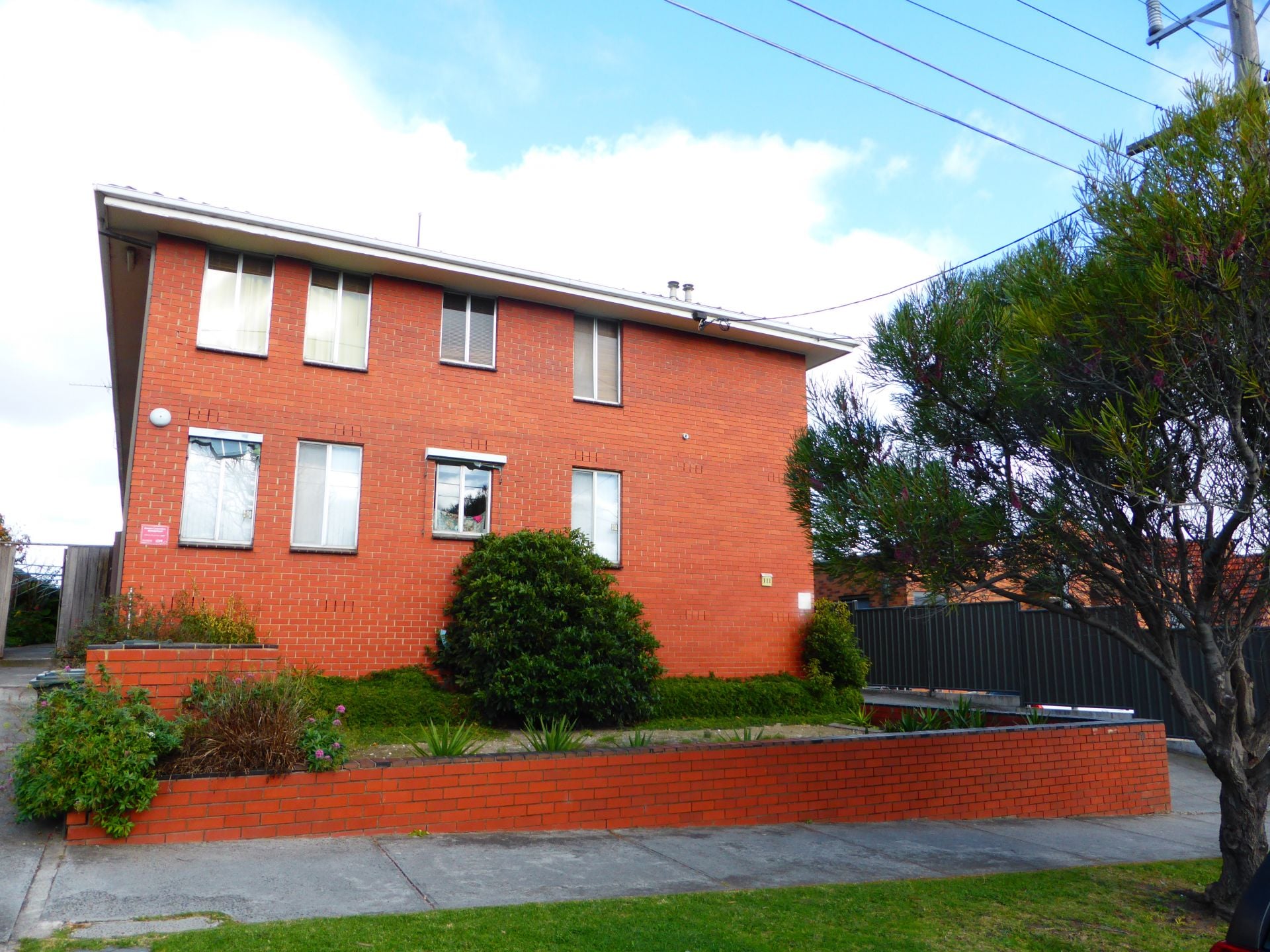 Two Bedroom Apartment in Quiet Street!