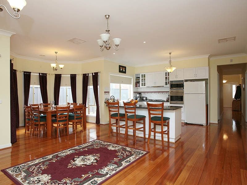 10 Scarvell Crescent, Caroline Springs - Thumbnail 4