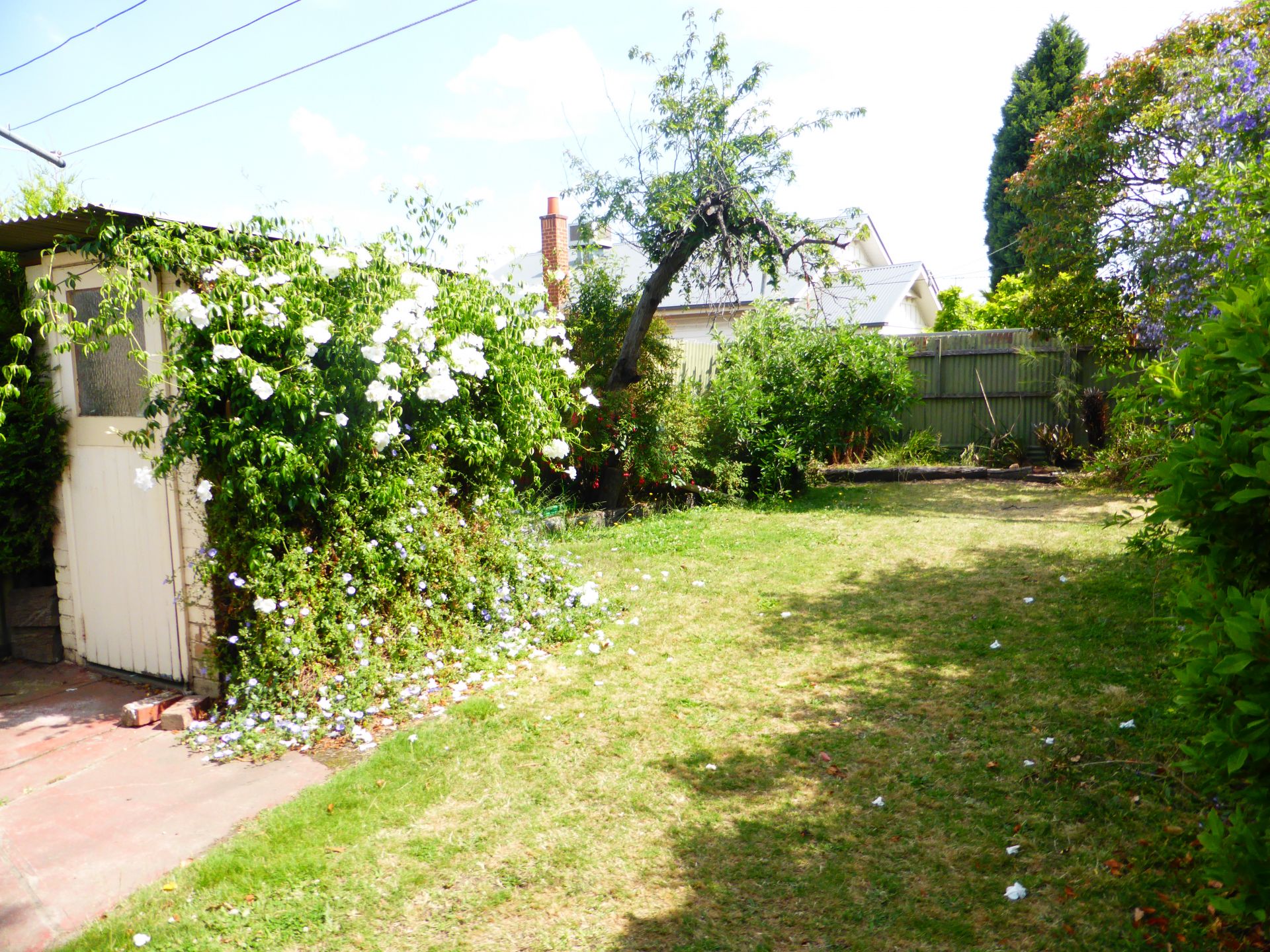 Perfectly hidden, Perfectly Cosy

*6 Month Lease with possible Extension*