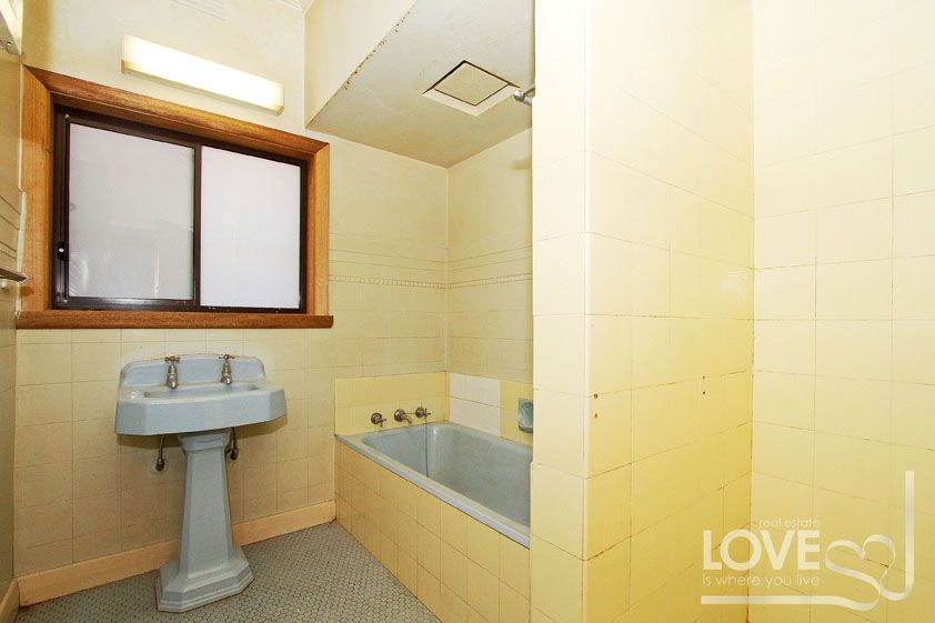 LARGE HOME IN A GREAT LOCATION