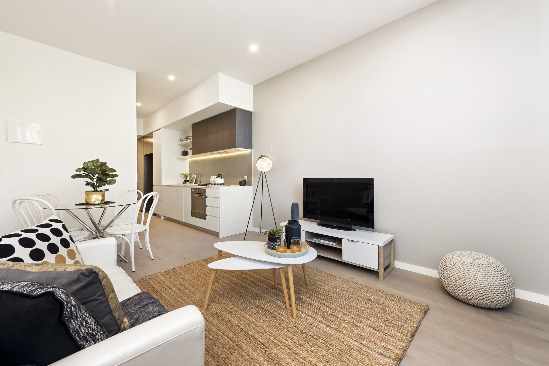 SUPERB APARTMENTS ON THE THORNBURY FRINGE