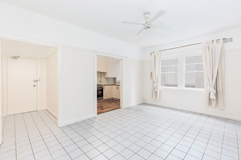 Art Deco Apartment in Convenient Location