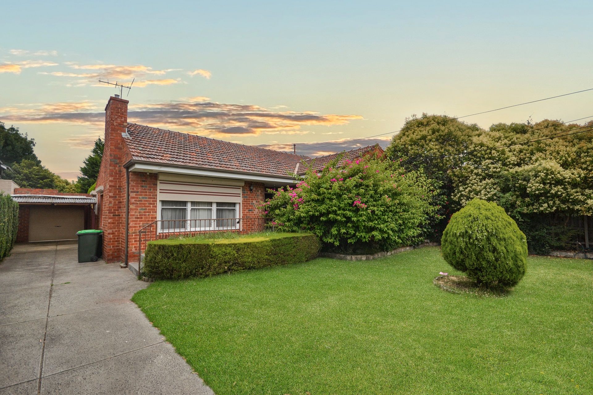CHARMING TWO BEDROOM DELIGHT!