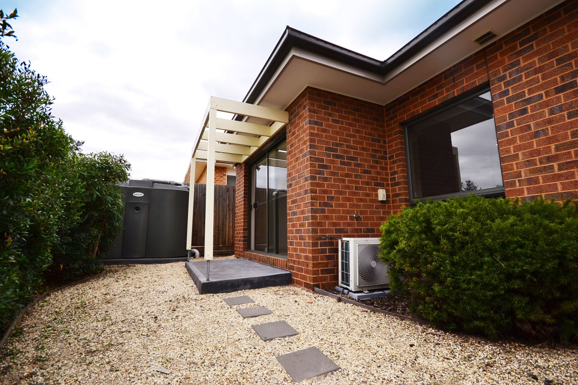 MODERN ELEGANCE WITH A WARM, INVITING AMBIANCE