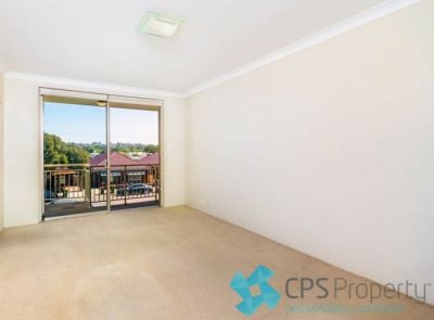 TOP FLOOR RESIDENCE IN BOUTIQUE SECURITY BLOCK WITH LOCK UP GARAGE