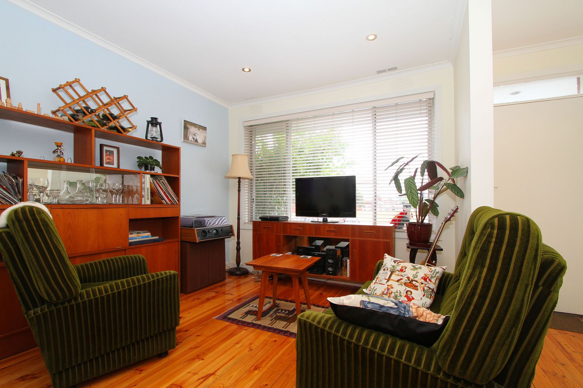 Immaculate Villa Unit in Great Location!