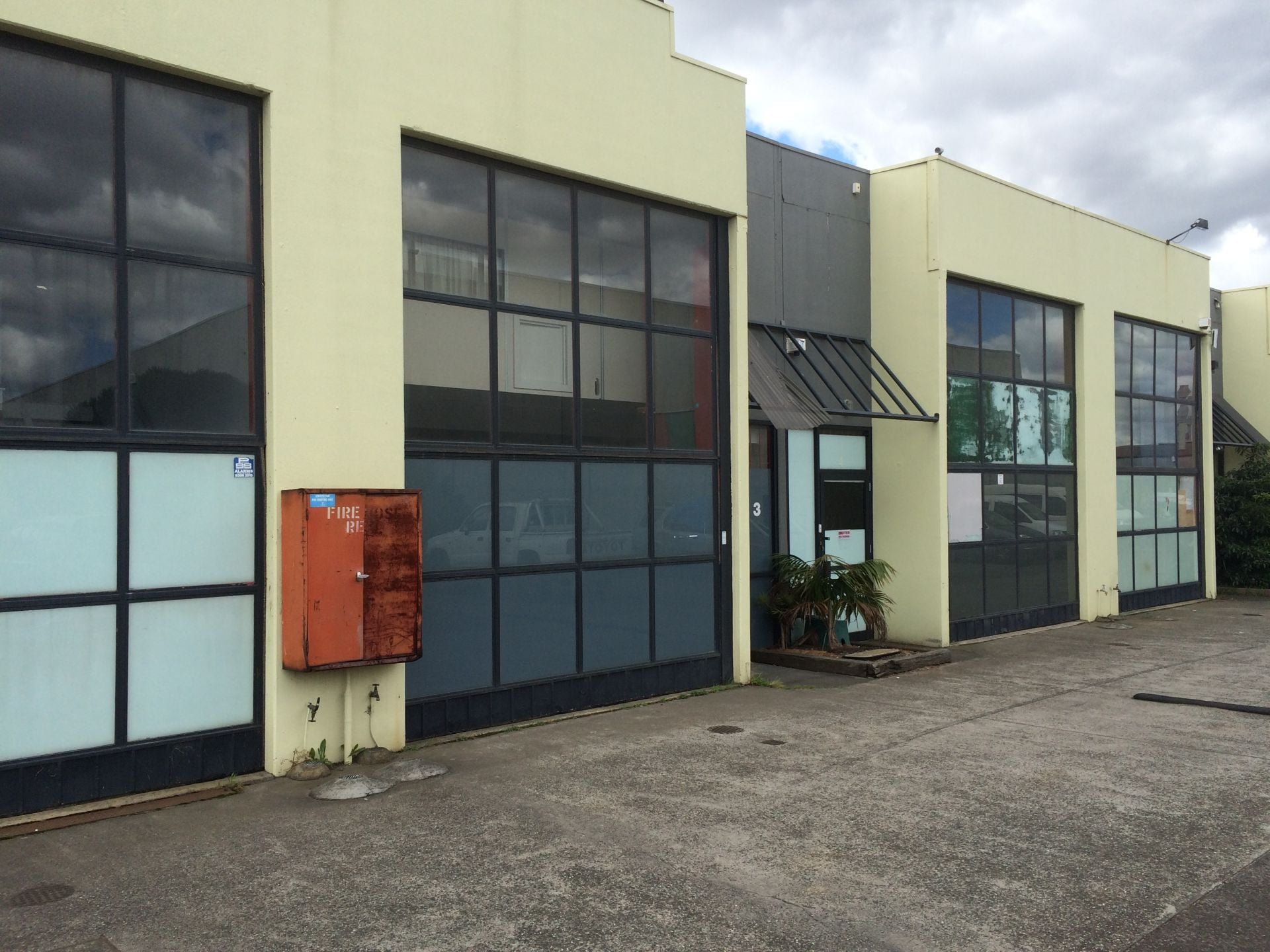 FACTORY/WAREHOUSE WITH OFFICES!