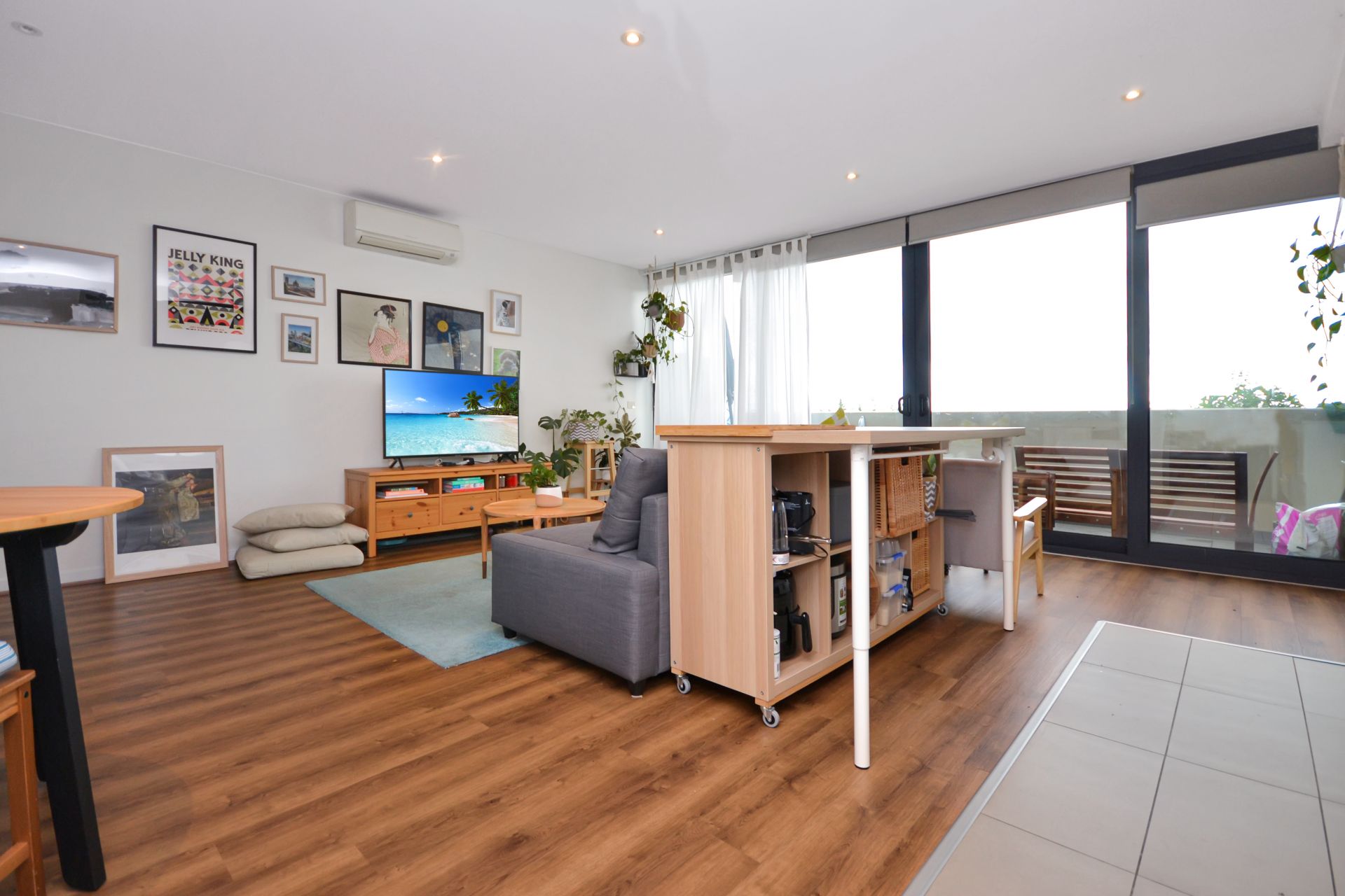 STYLISH APARTMENT LIVING IN A VIBRANT LIFESTYLE SETTING