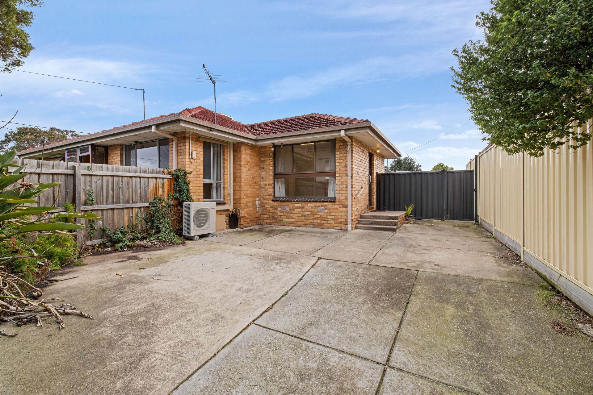 Comfortable Living with a Large Private Backyard