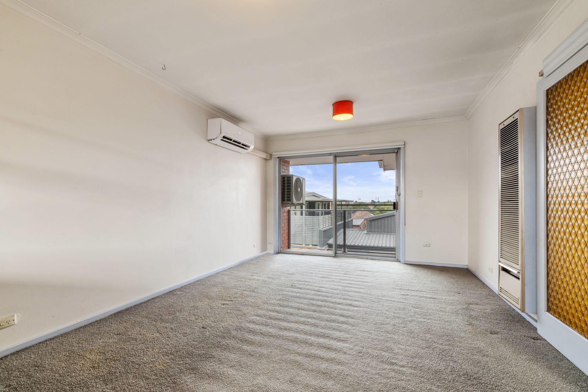 Two Bedroom Apartment in Quiet Street!