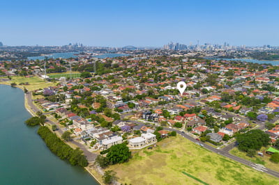 FREE-STANDING BAYSIDE HOME WITH ENDLESS OPPORTUNITIES