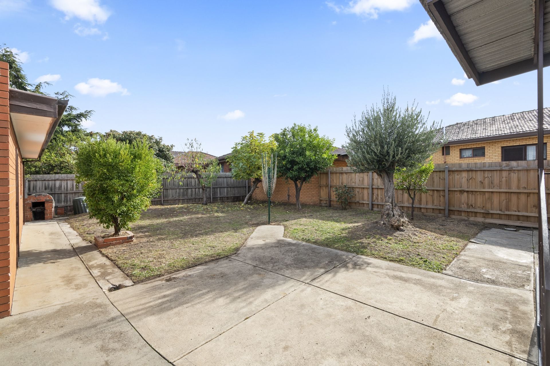 PERFECT FAMILY HOME - APPROX 635m2 LAND