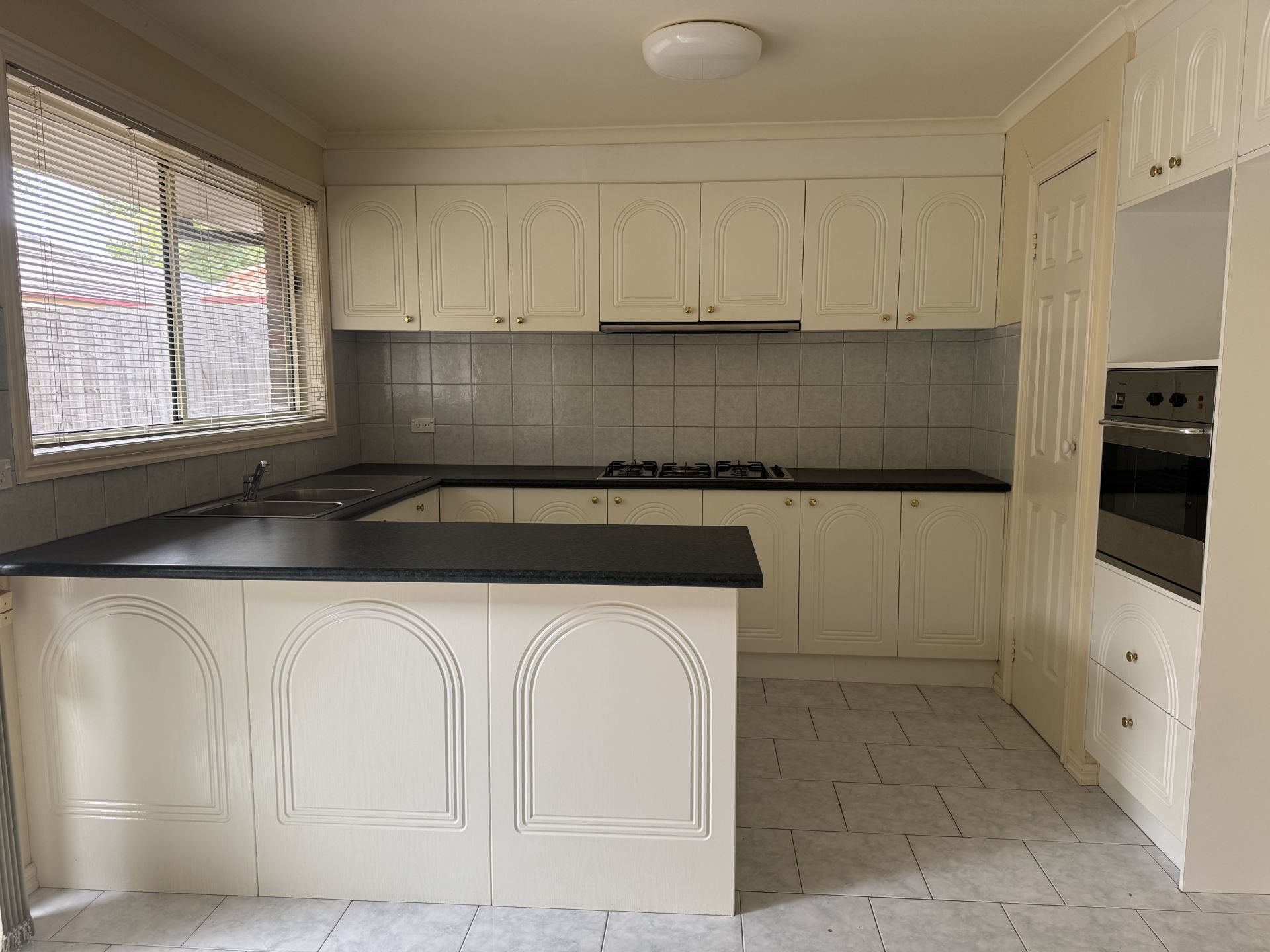 IDEALLY LOCATED CLOSE TO SHOPS & TRANSPORT!